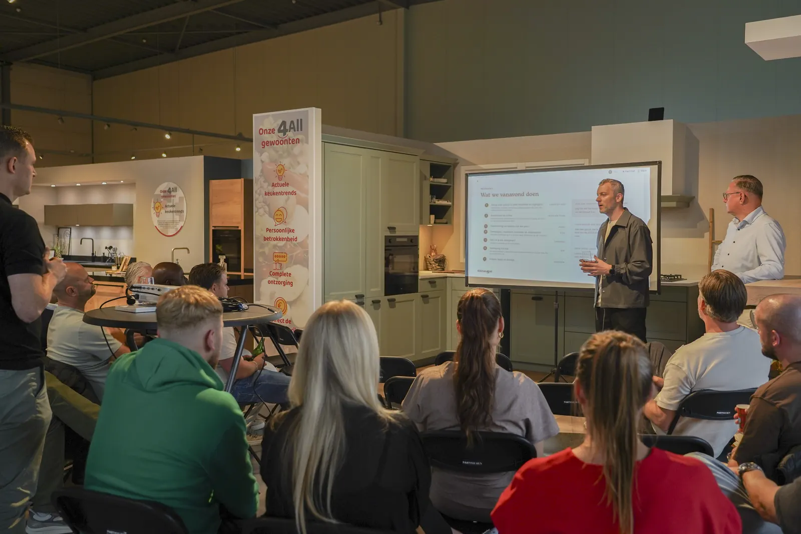 Volle zaal Kitchen4All-ondernemers luistert naar een presentatie tijdens de franchisevergadering in het derde kwartaal van 2026