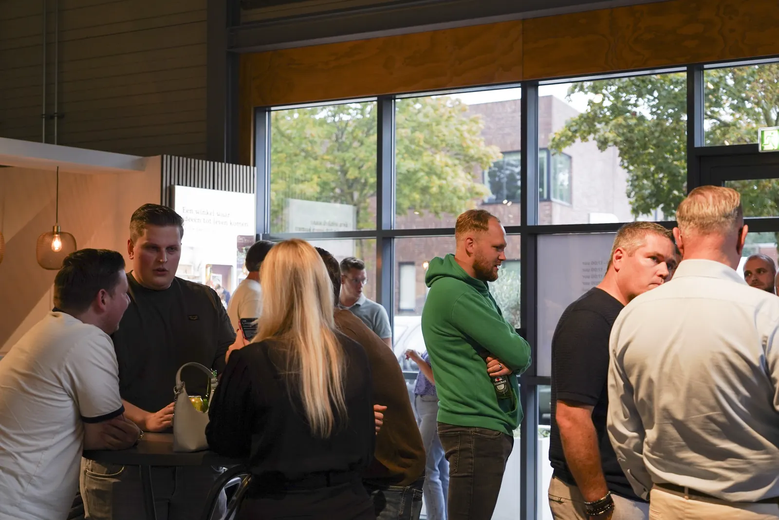 Kitchen4All-ondernemers en medewerkers praten bij in de showroom tijdens de franchisevergadering
