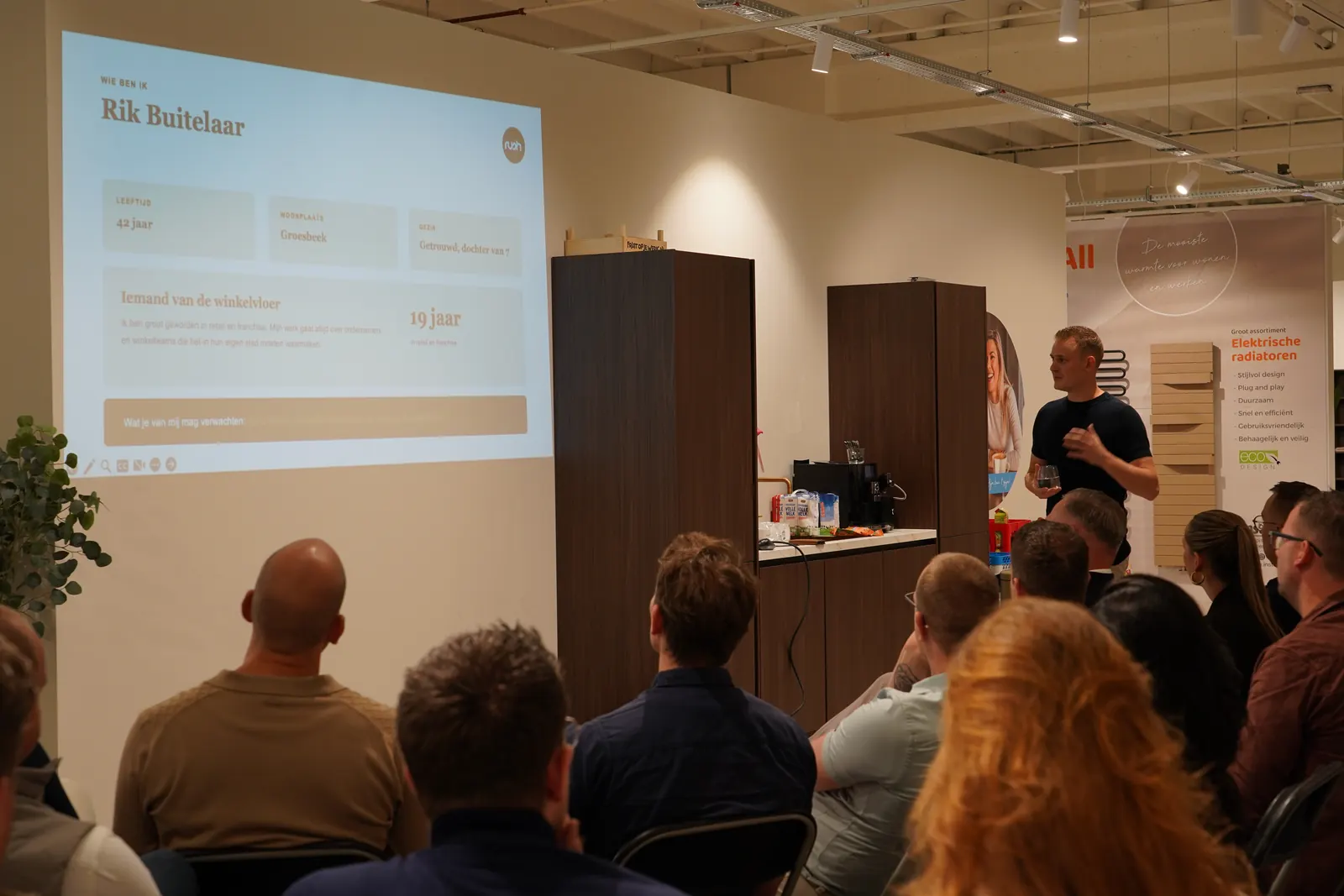 Rik Buitelaar, teamlead Franchise, stelt zich voor aan de ondernemers op de ledenvergadering in Apeldoorn