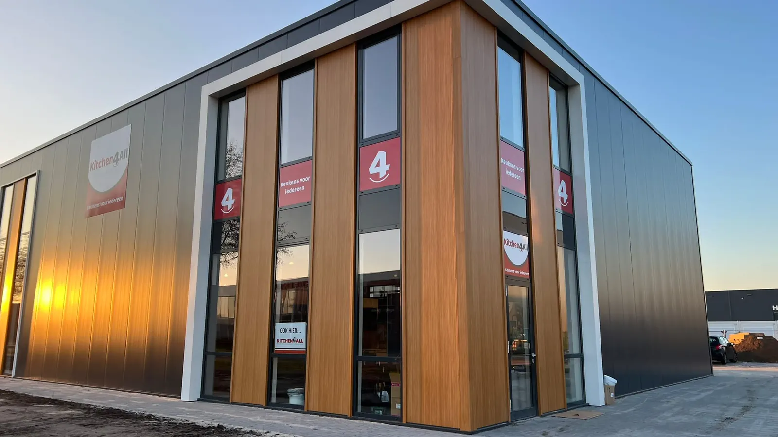 Moderne gevel van Kitchen4All Hattemerbroek met houten lamellen