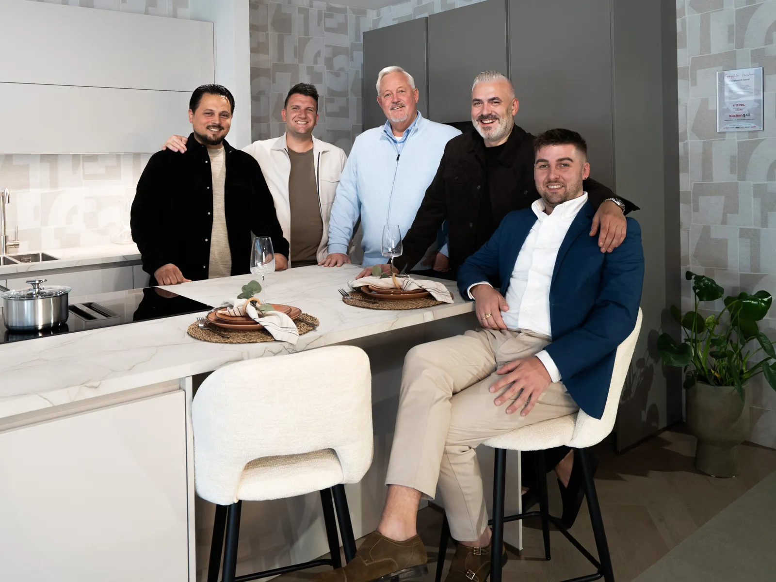 Het team van Kitchen4All Rotterdam met ondernemers Bünyamin Özdemir en Christiaan Paauw