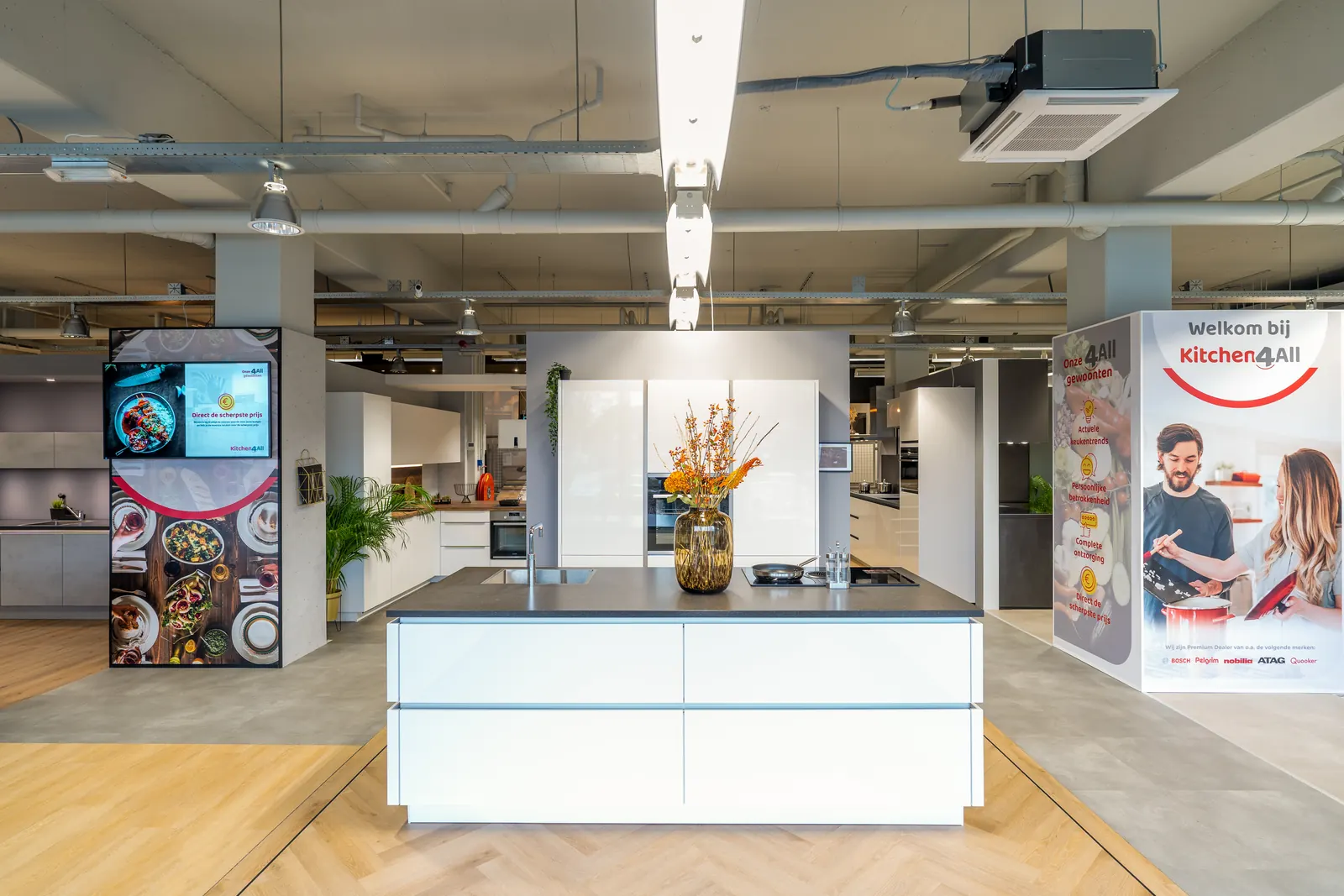Witte keuken met eiland en stalenwand in de Kitchen4All-showroom in Doetinchem