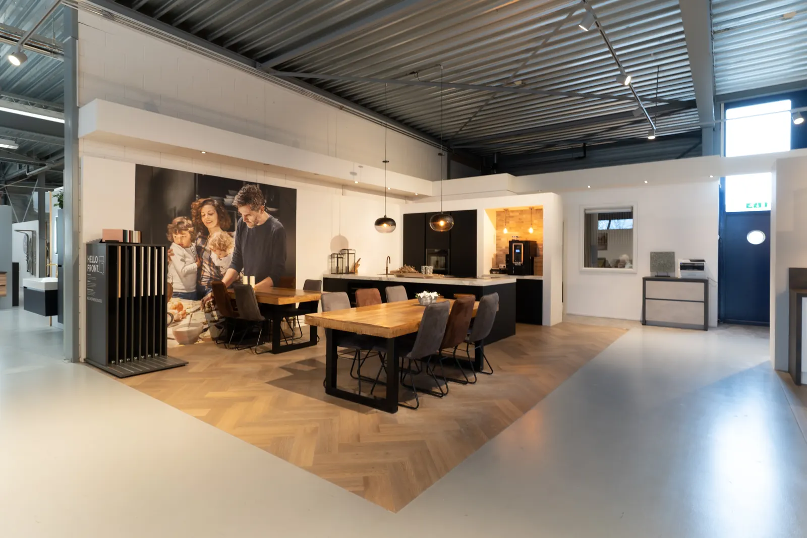 Kitchen4All-showroom in Dronten met eettafel en keukenopstellingen