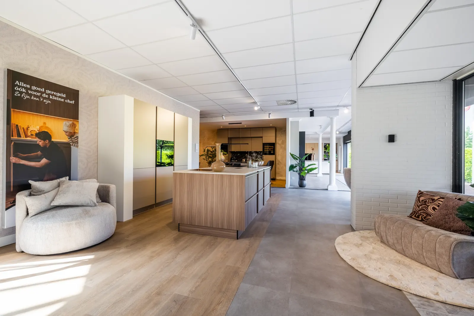 Sfeervolle Kitchen4All-showroom in Genemuiden met zithoek en houten keukeneiland