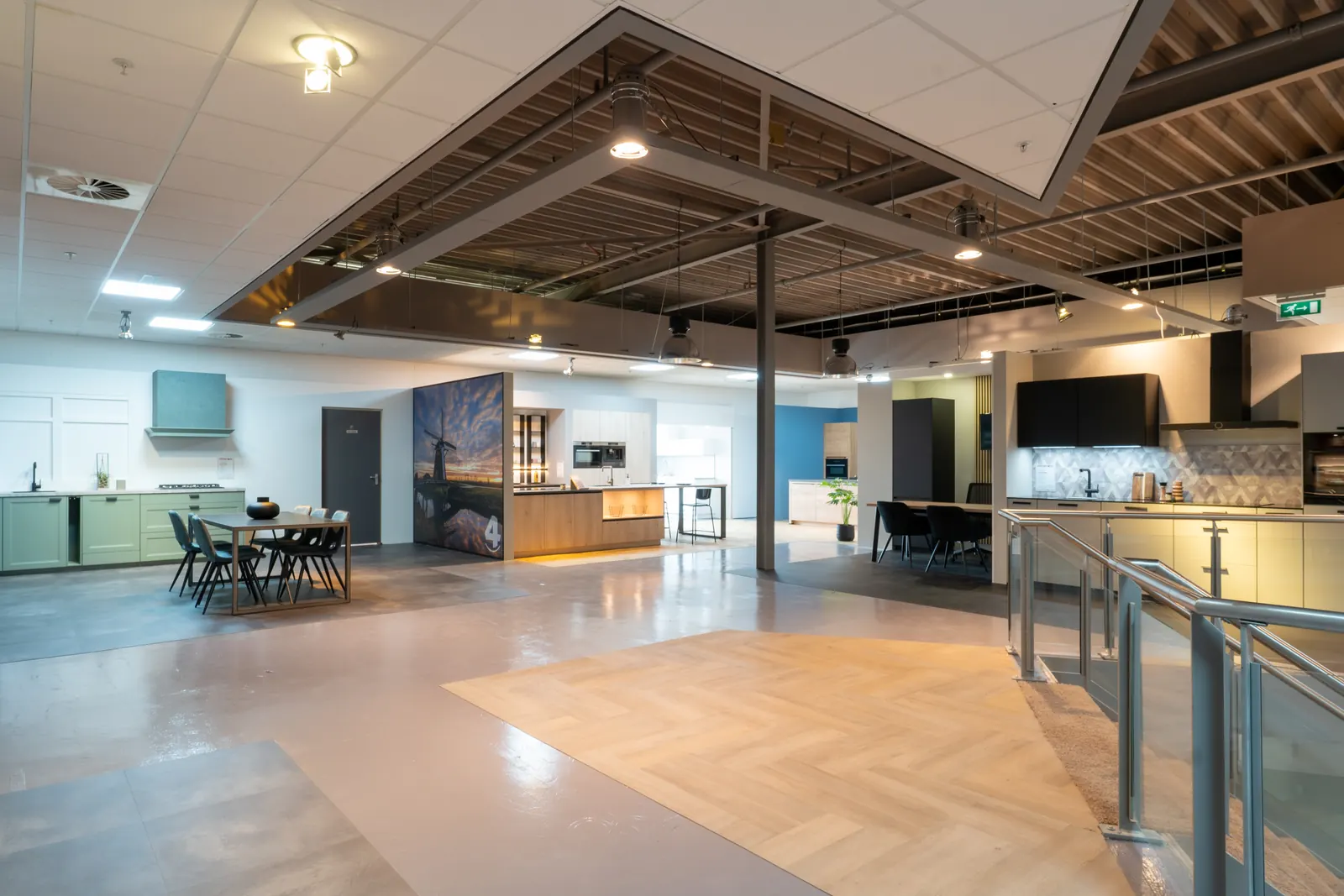 Overzicht van de Kitchen4All-showroom in Leiderdorp met diverse keukenopstellingen