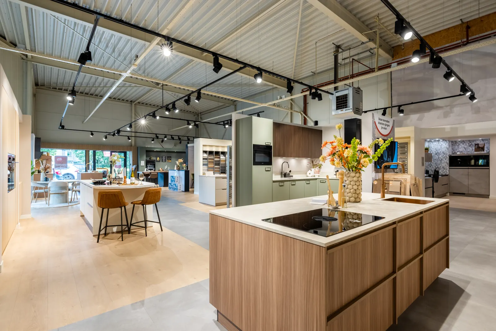 Houten keukeneiland met bloemen in de ruime Kitchen4All-showroom in Zevenaar