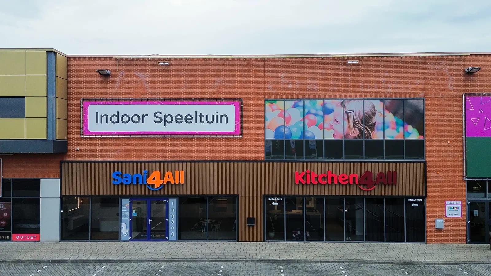 Gevel van Sani4All en Kitchen4All in Hoogeveen, de eerste winkel van dezelfde ondernemers