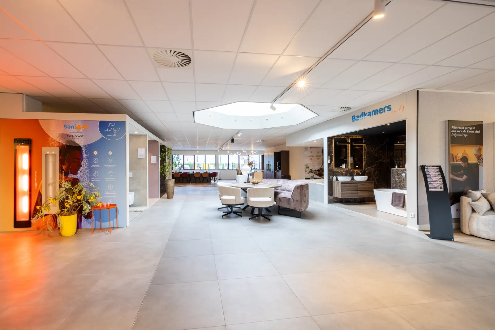 Open en lichte Sani4All-showroom in Genemuiden met lichtkoepel en zithoek