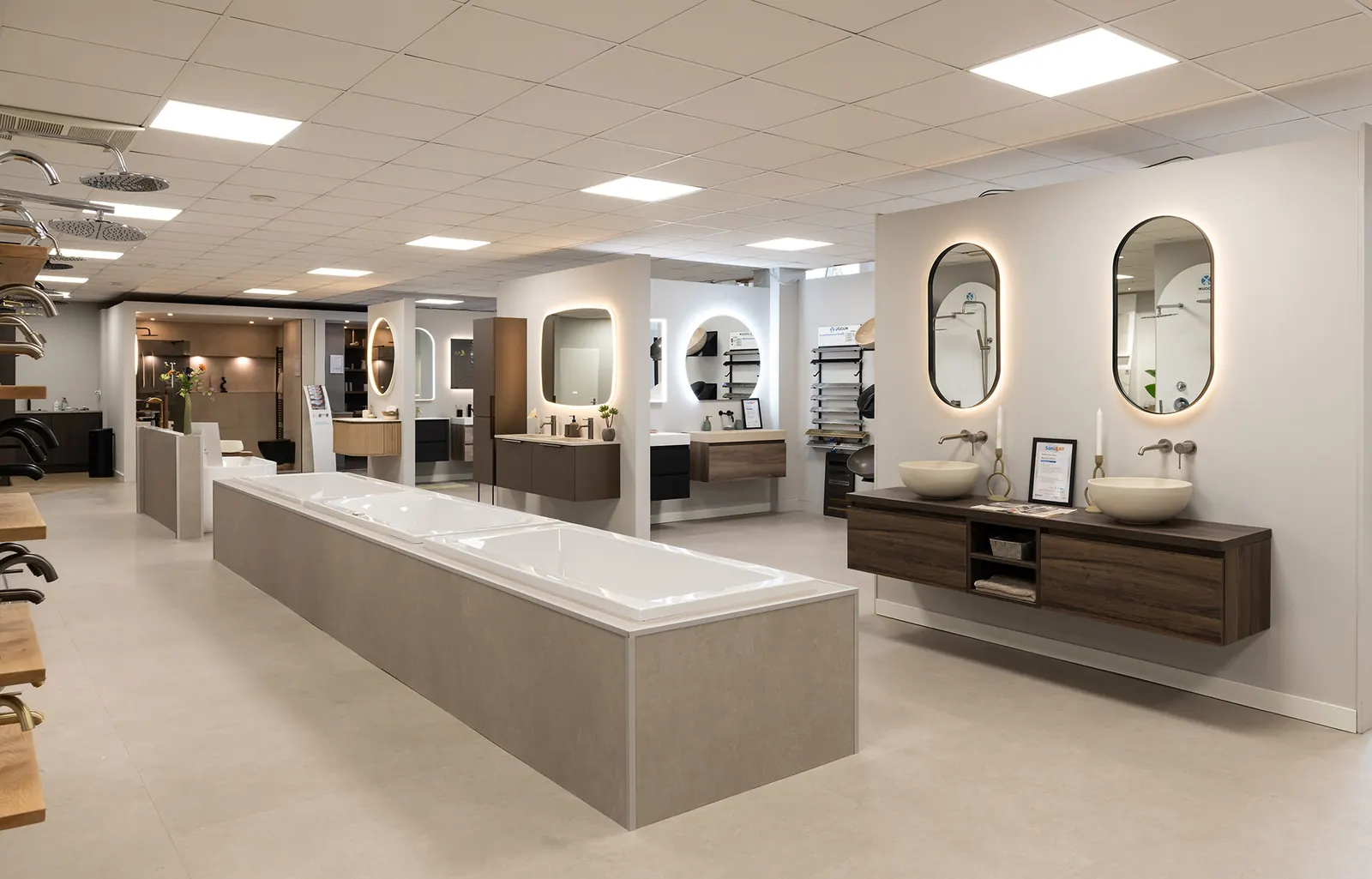 Ruime Sani4All-showroom in Maassluis met badmeubels, ronde spiegels en baden