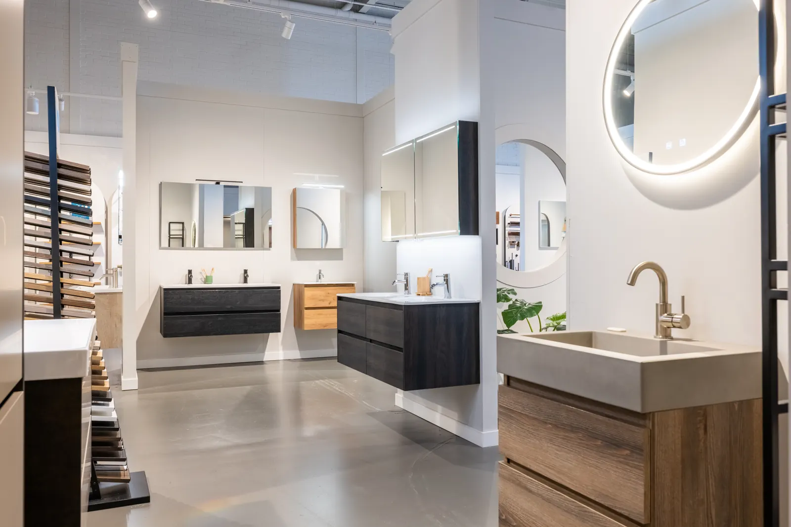 Badmeubels met ronde spiegels in de Sani4All-showroom in Zevenaar